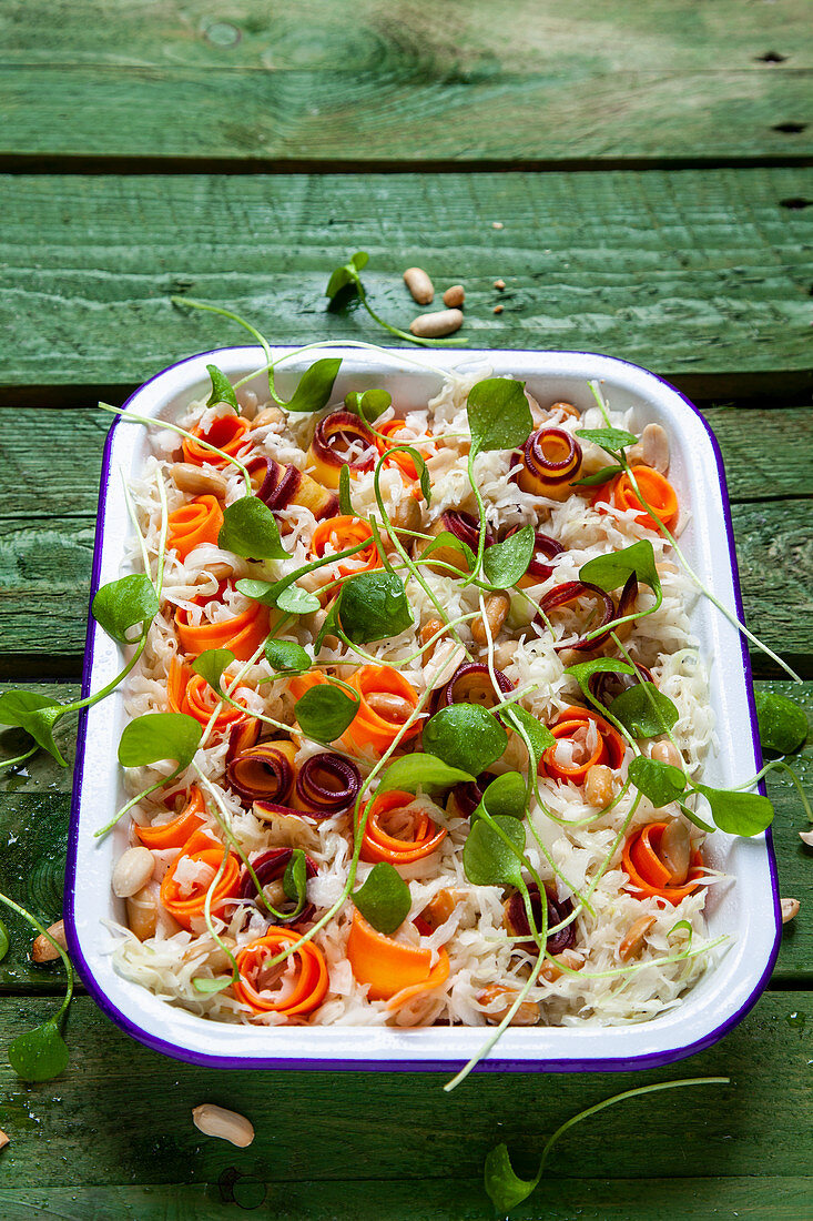 Cole Slaw mit bunten Karotten, Erdnüssen und Portulak