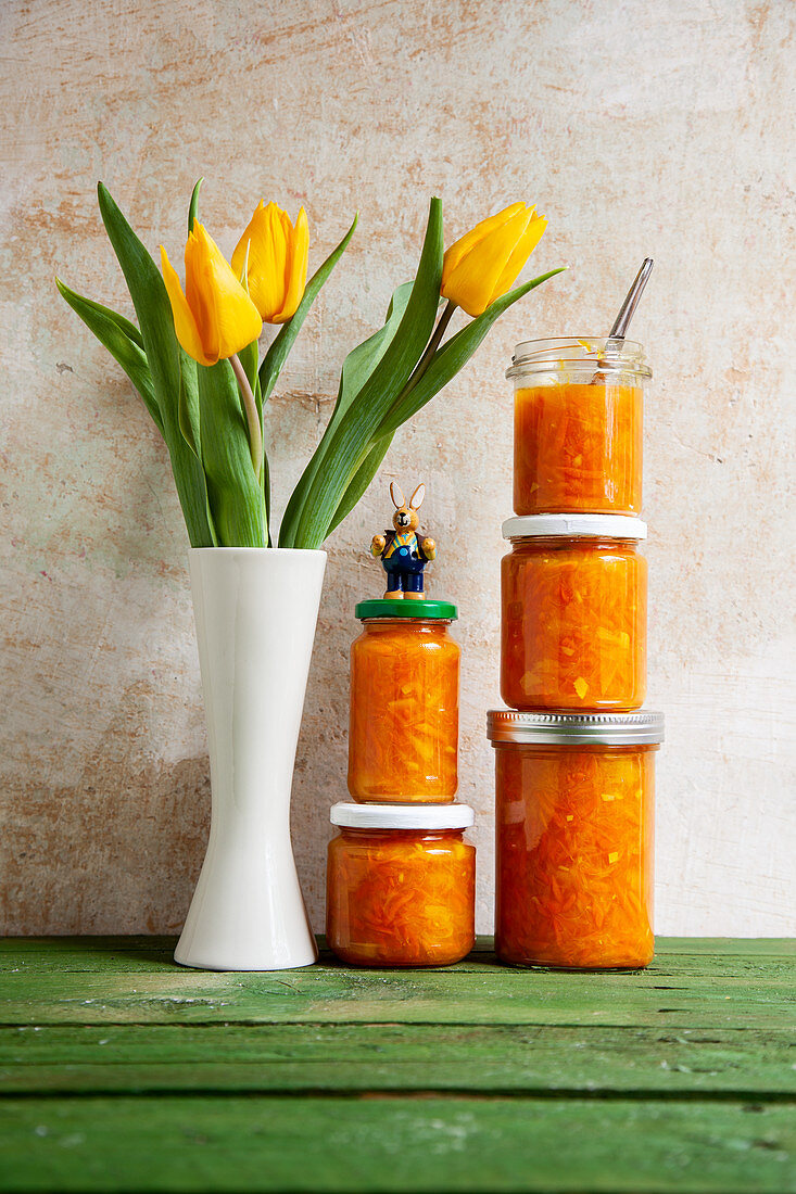 Karotten-Orangen-Marmelade mit Ingwer, Narzissen und Osterhase als Dekoration