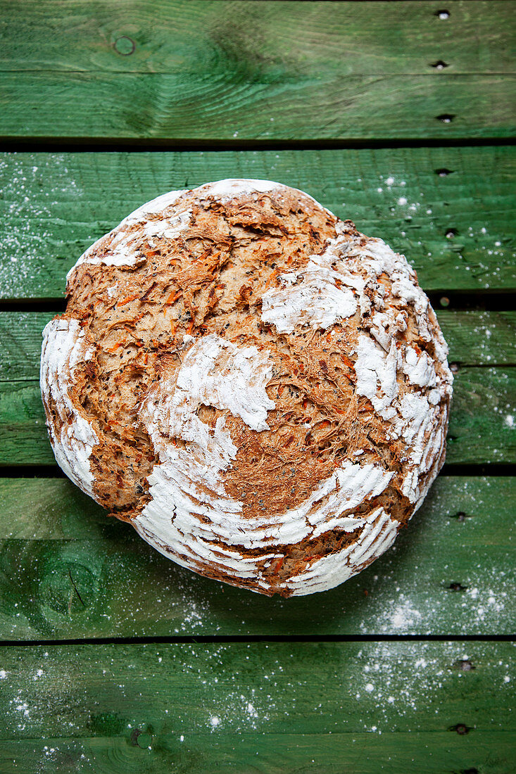 Karotten-Sauerteigbrot mit Kürbiskernen und schwarzem Sesam