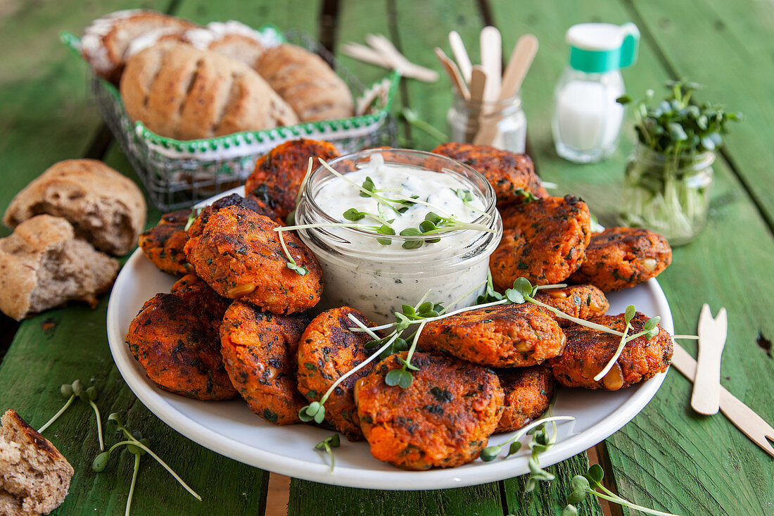 Carrot patties with yoghurt sauce