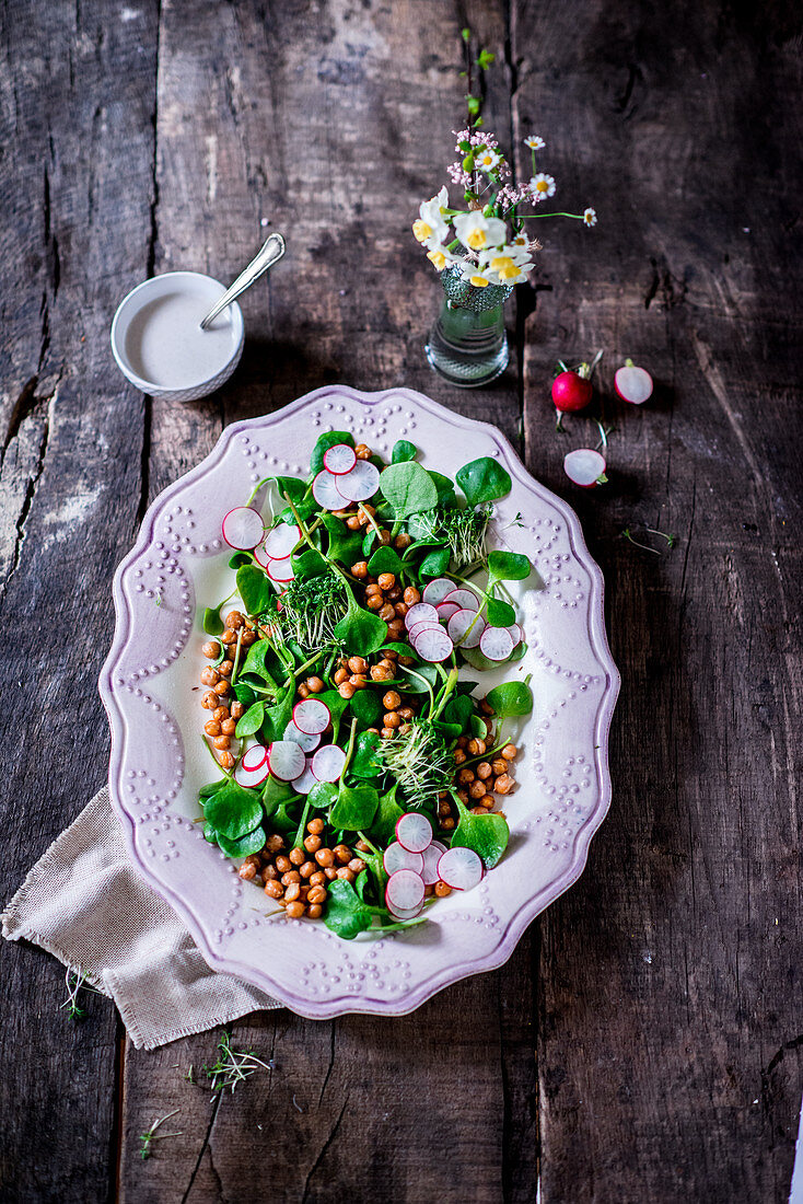 Kichererbsen-Postelein-Salat mit Joghurt-Tahini-Dressig