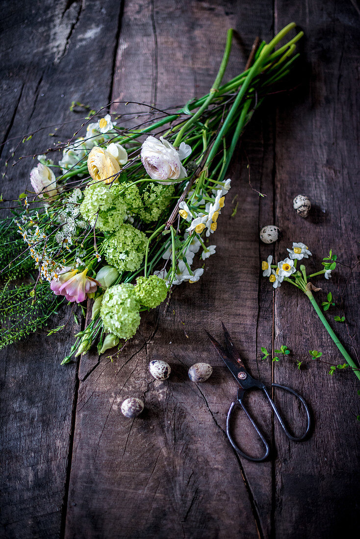 Osterblumenstrauss aus Schneeball, Fresie und Ranunkel binden