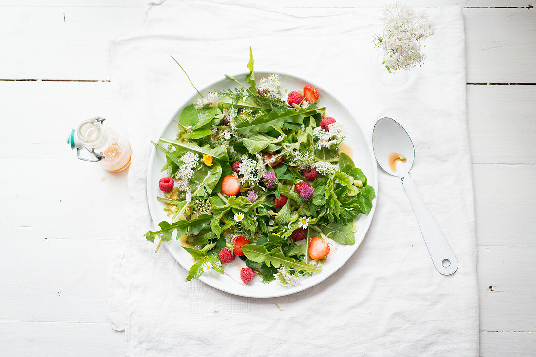 Wildkräutersalat mit Erdbeeren und Himbeeren