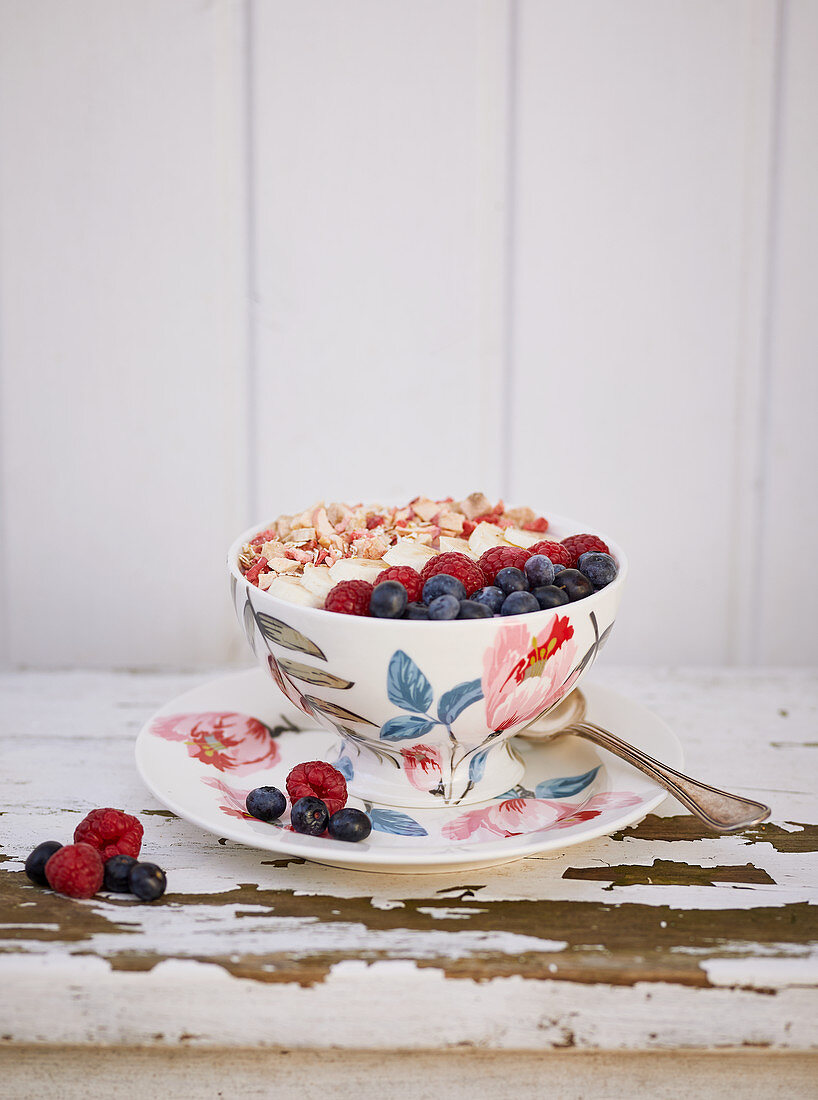 A smoothie muesli bowl with berries