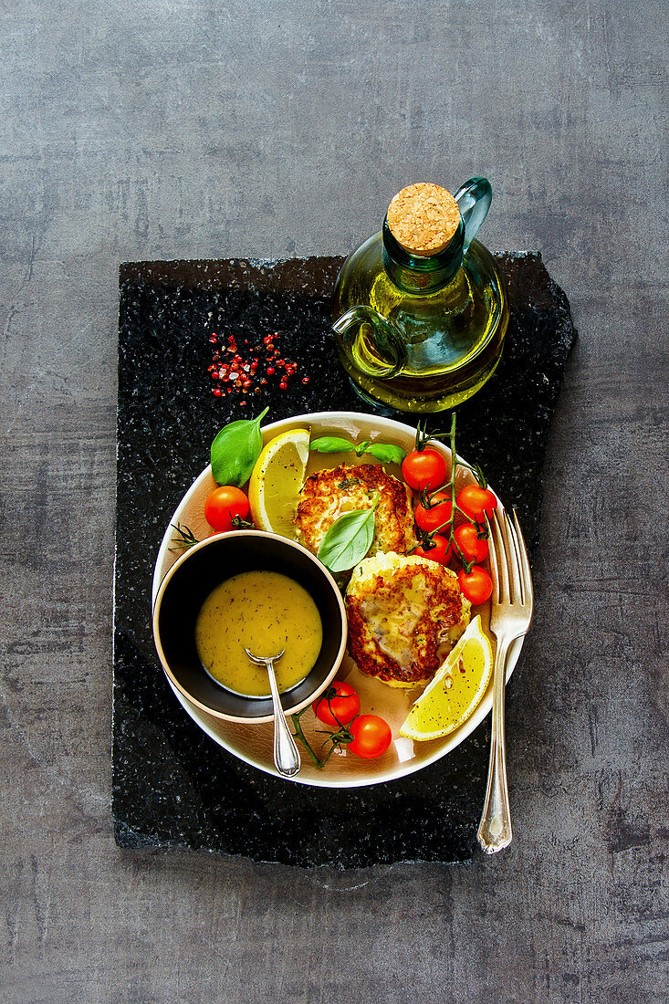 Blumenkohl-Bratlinge mit Kirschtomaten und Dip