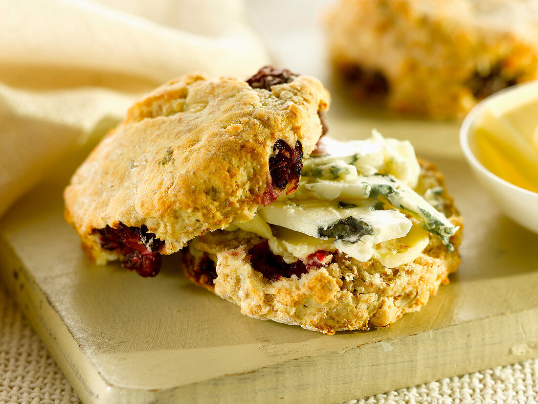 Herzhafte Cranberry-Scones mit Blauschimmelkäse