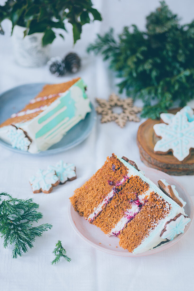 Ein Stück Lebkuchentorte zu Weihnachten