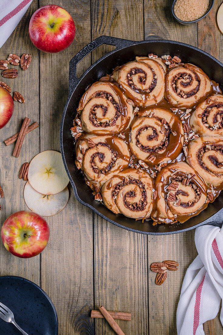 Apple Pecan Sticky Buns mit Karamellsauce in Gusseisenpfanne