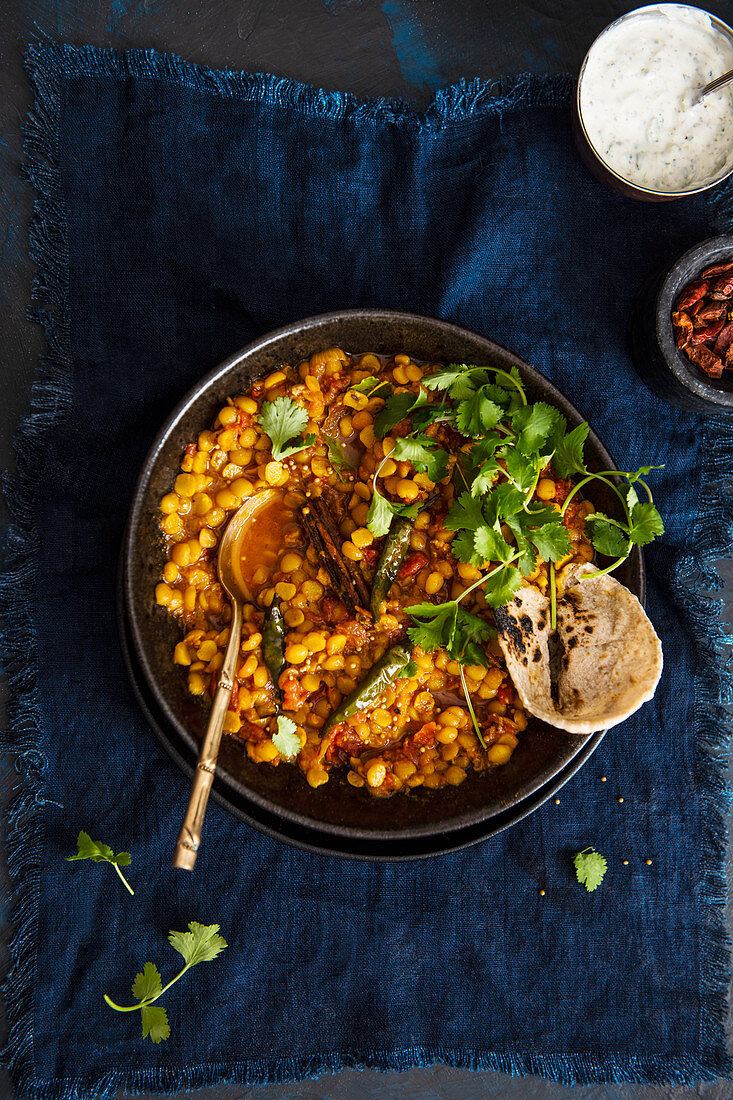 Gewürzlinsen mit Fladenbrot und frischem Koriander (Indien)