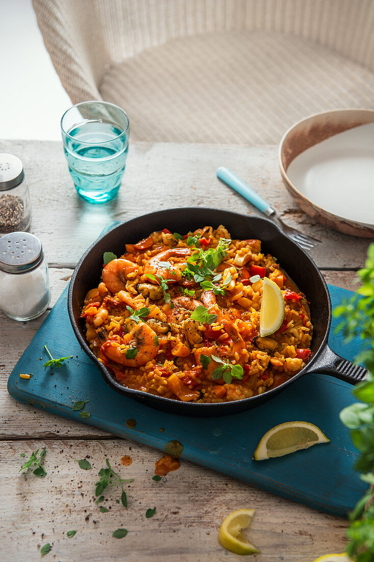 Meeresfrüchte-Paella mit Basilikum und frischer Zitrone