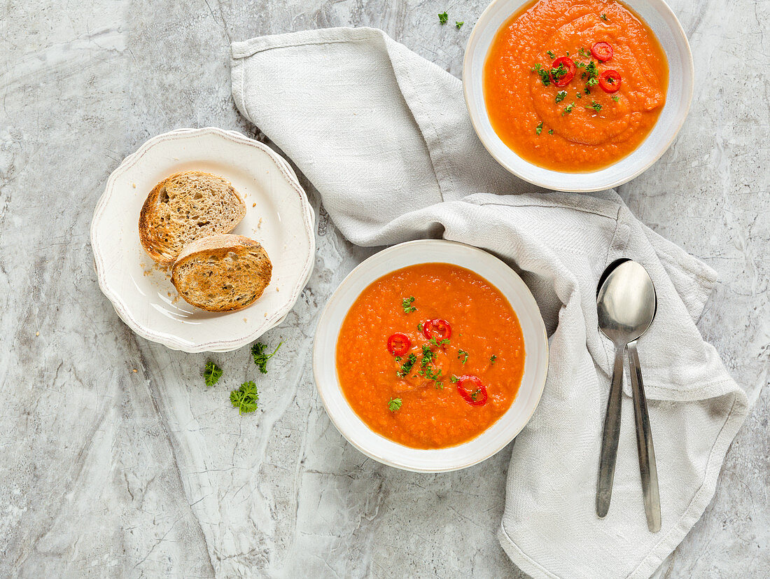 Vegane Tomatensuppe mit Chili, Petersilie und Toast