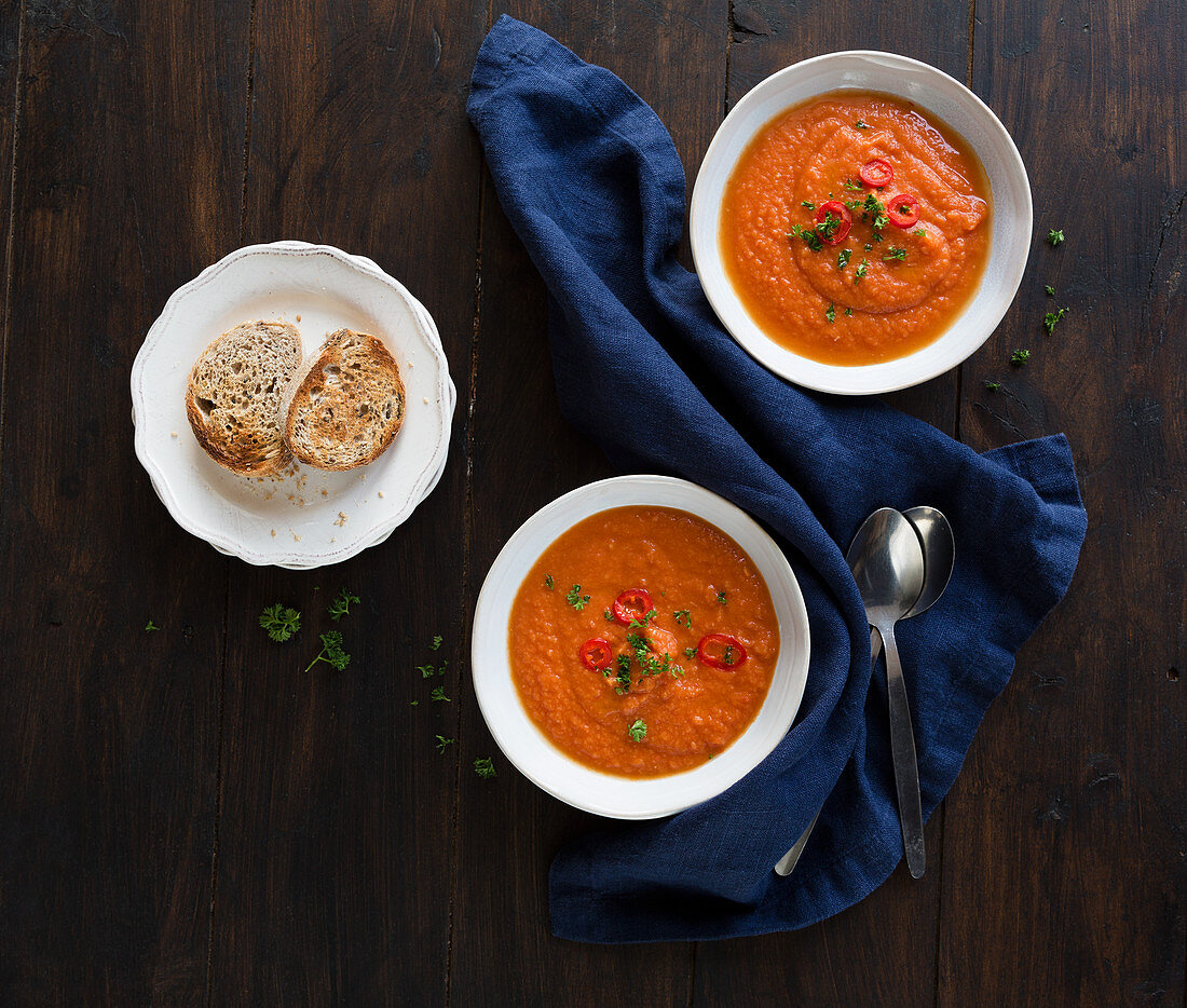 Vegane Tomatensuppe mit Chili und Petersilie