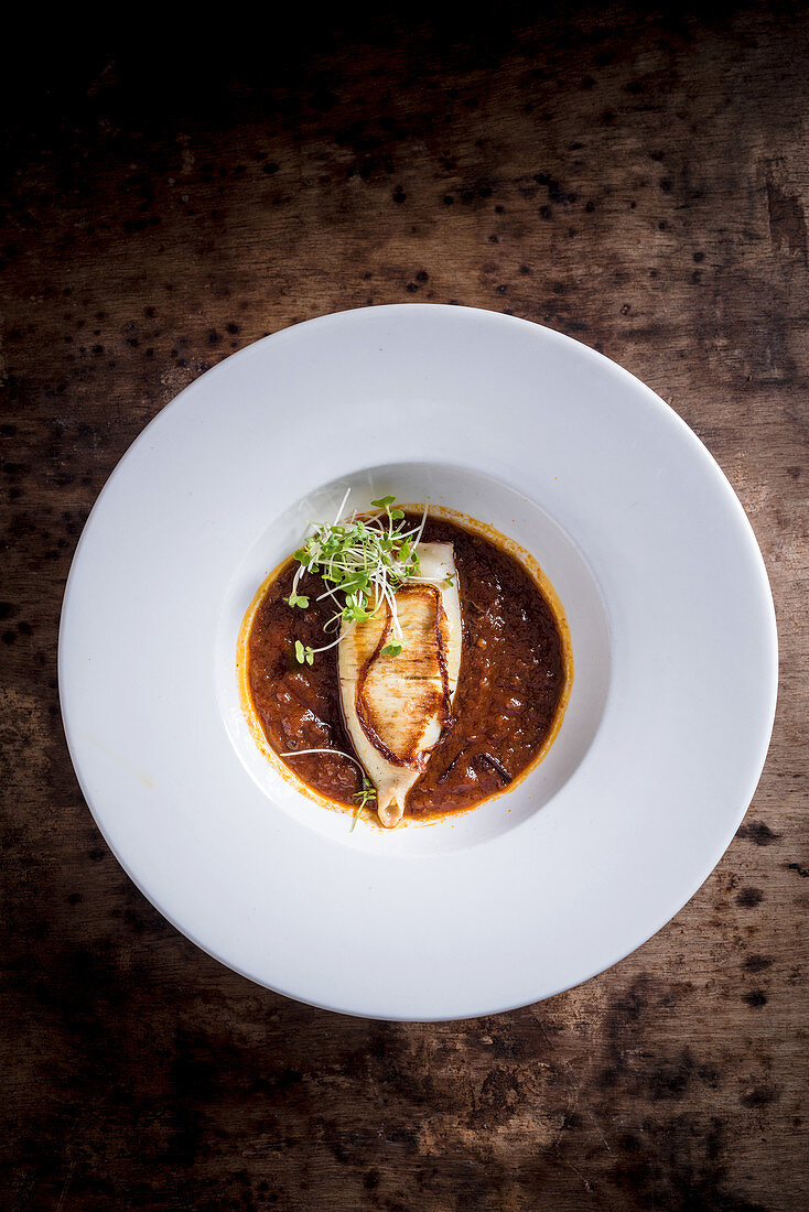 Gegrillter Tintenfisch mit würziger Tomatensauce