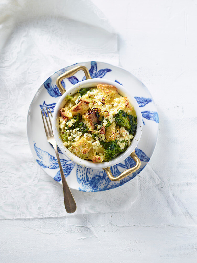 Brotauflauf mit Stängelkohl und Hüttenkäse