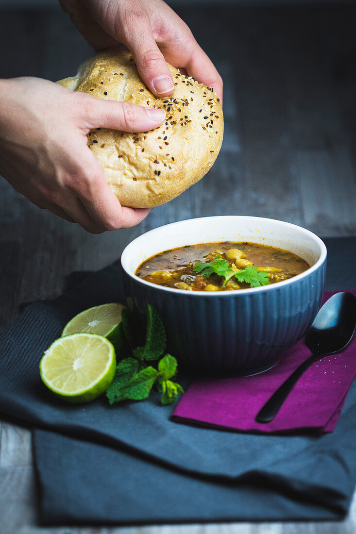 Chorba Frik (Weizenschrotsuppe, Algerien) mit Fladenbrot