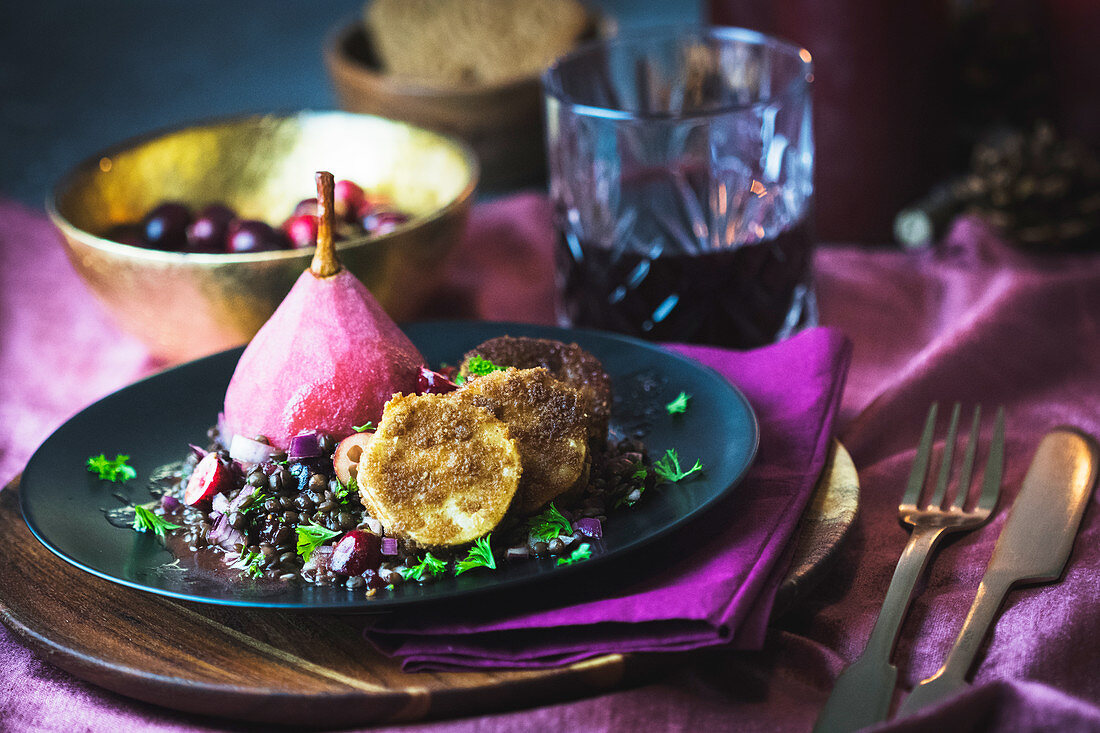 Lentil soup with cranberries, mulled wine pears and goat's cheese in a gingerbread crust