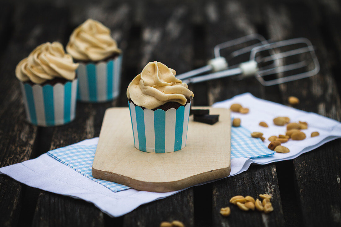 Schokoladen-Cupcakes mit Erdnussbutterfüllung und Cremetopping