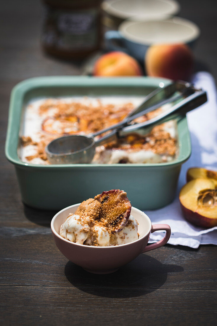 Yoghurt ice cream with amarettini and grilled peaches