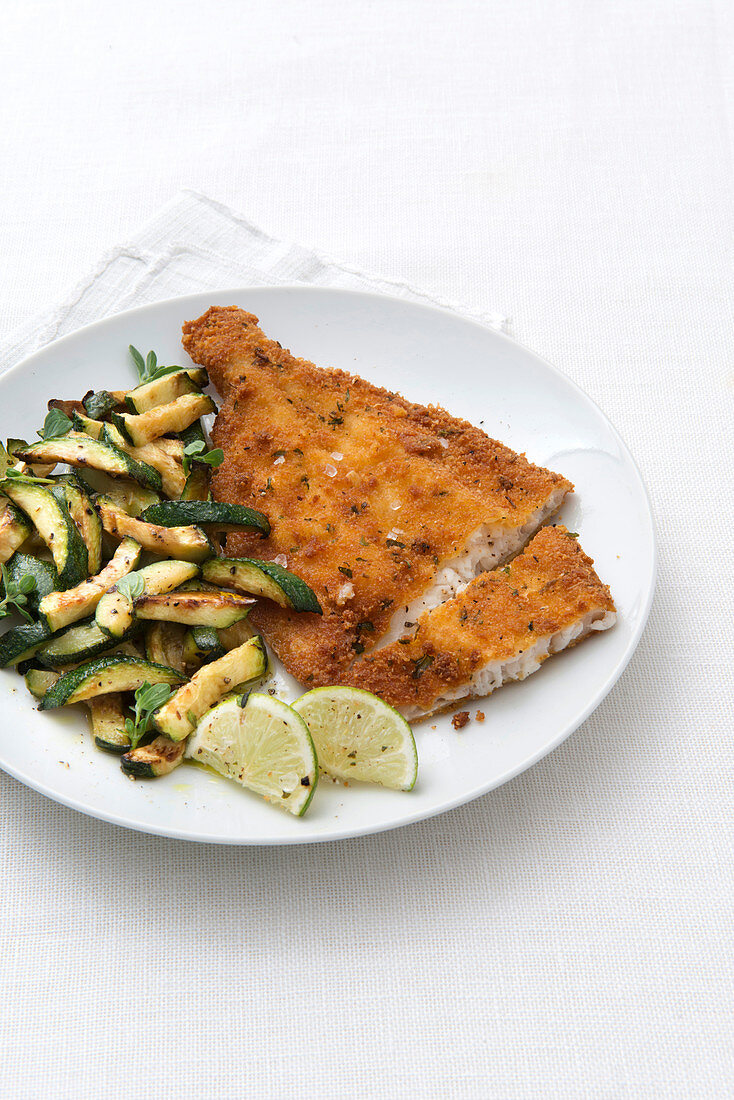 Paniertes Schollenfilet mit gebratenen Zucchini und Zitrone