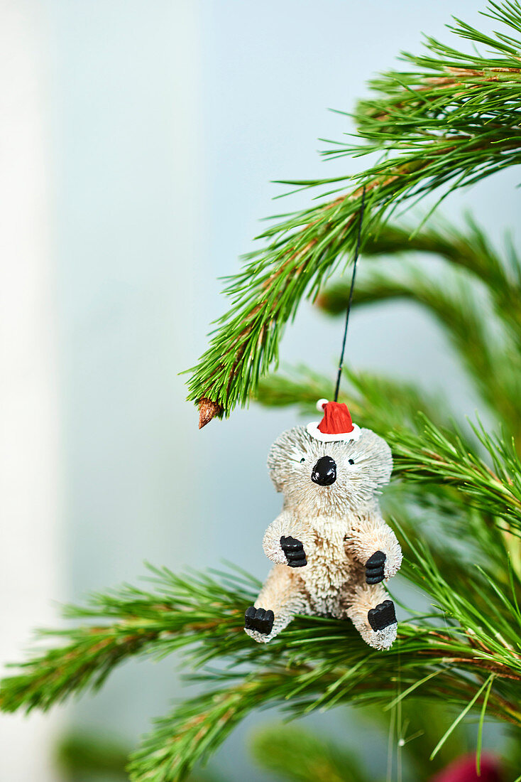 Bärchen mit Weihnachtsmütze als nostalgischer Christbaumanhänger