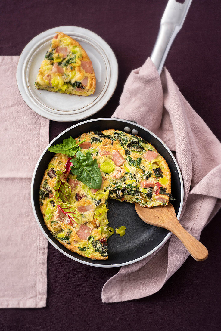 Frittata mit Mangold, Mortadella und Lauch