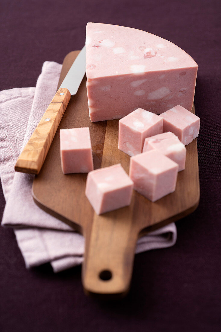 Mortadella am Stück und gewürfelt