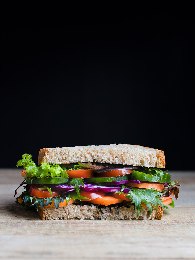 Veggie-Sandwich mit Gurke und Tomate