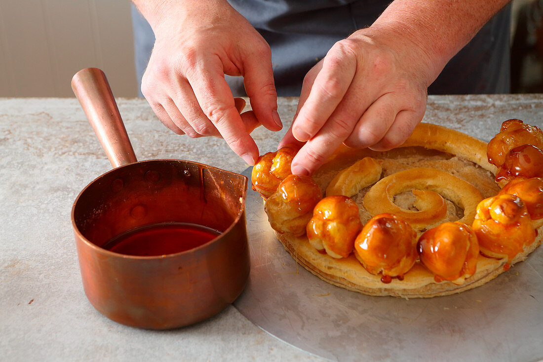 Saint Honore Torte zubereiten: Brandteigbällchen aufsetzen