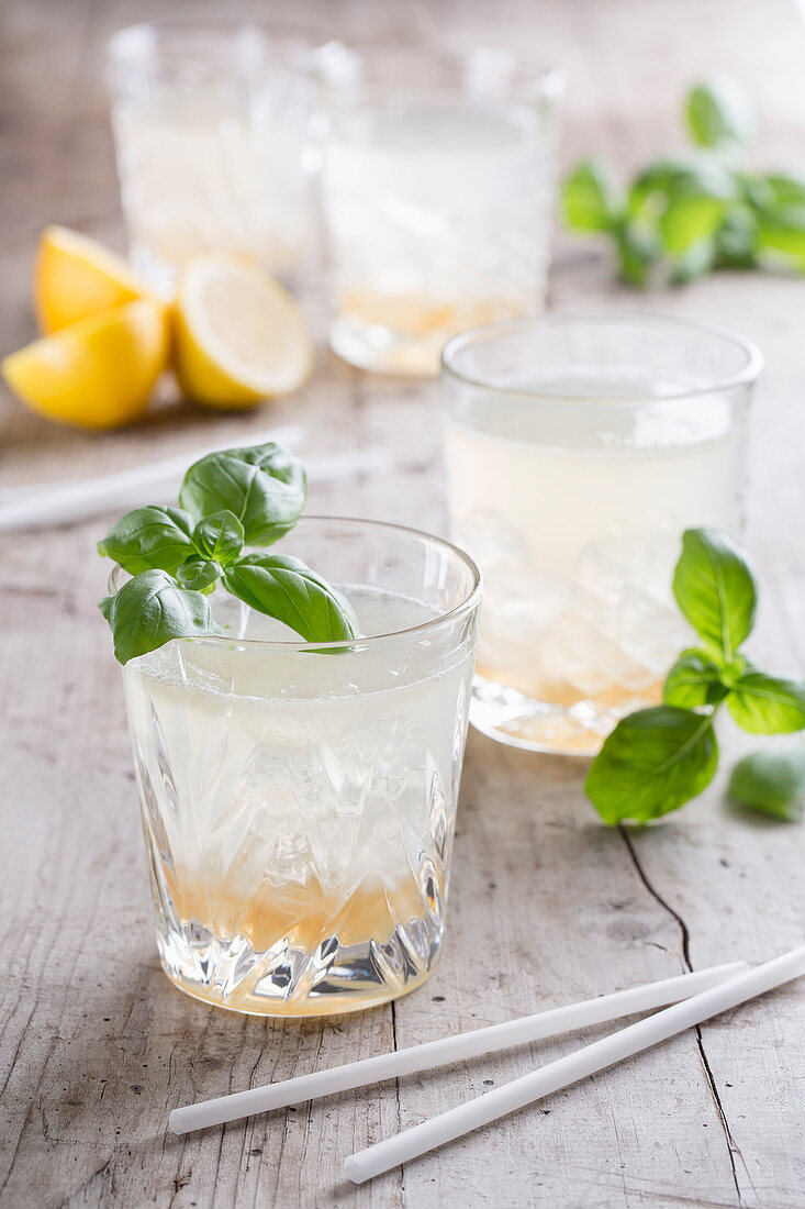 Cocktail mit Zitrone und Basilikum
