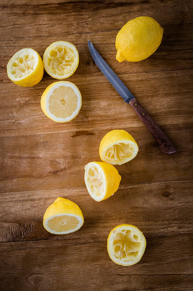 Zitronen, teilweise ausgepresst