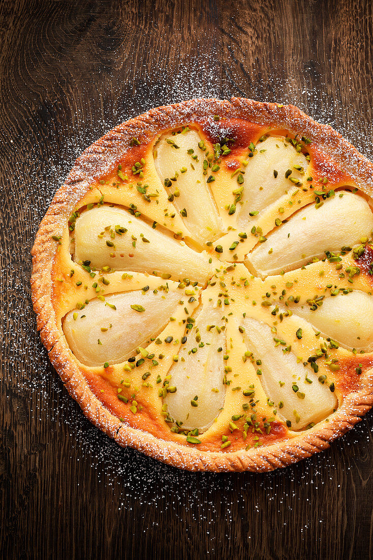 Pear tart with pistachios