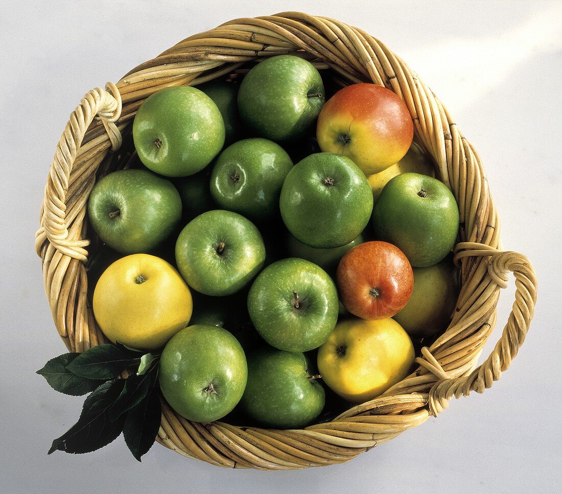 Äpfel im Korb: Granny Smith, Royal Gala & Golden Delicious