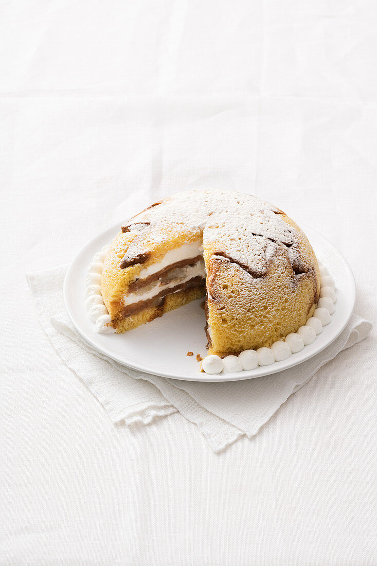 Ananas-Maronencreme-Zuccotto mit Pandoro und Sahne