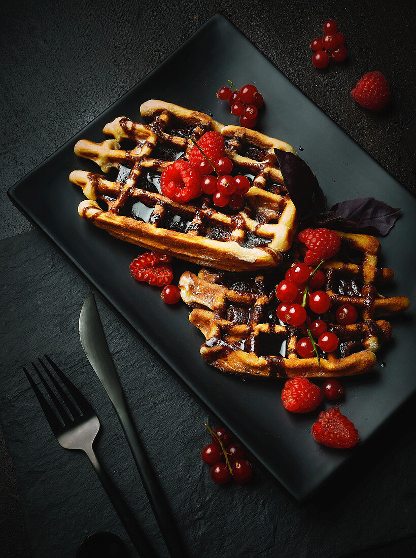 Waffeln mit Schokoladensauce und frischen Beeren