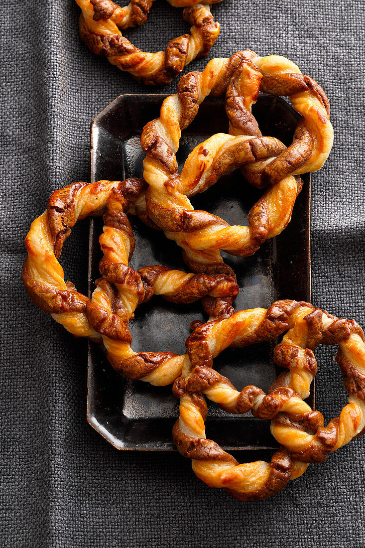 Crispy black-and-white pretzels