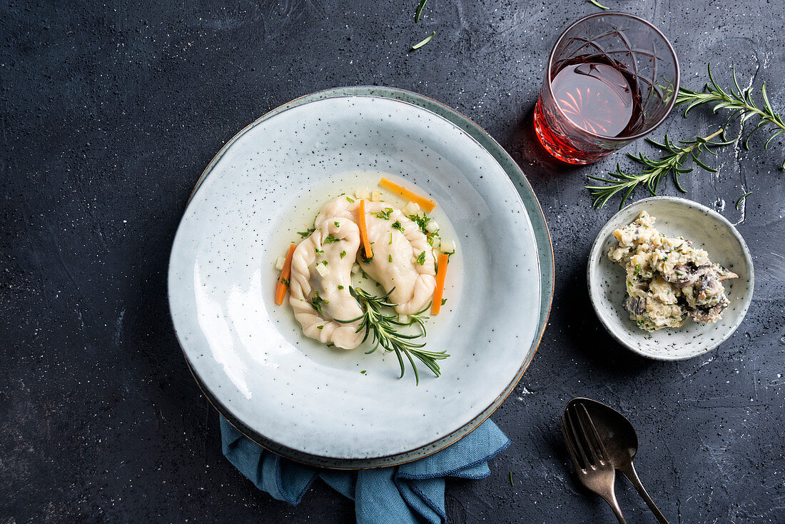 Vegane Teigtaschen mit Bratkartoffel-Pilz-Füllung in Gemüsebrühe