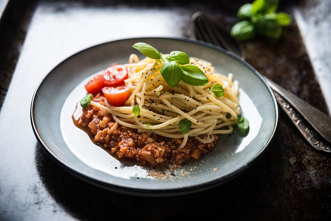 Spaghetti mit veganer Blumenkohl-Bolognese
