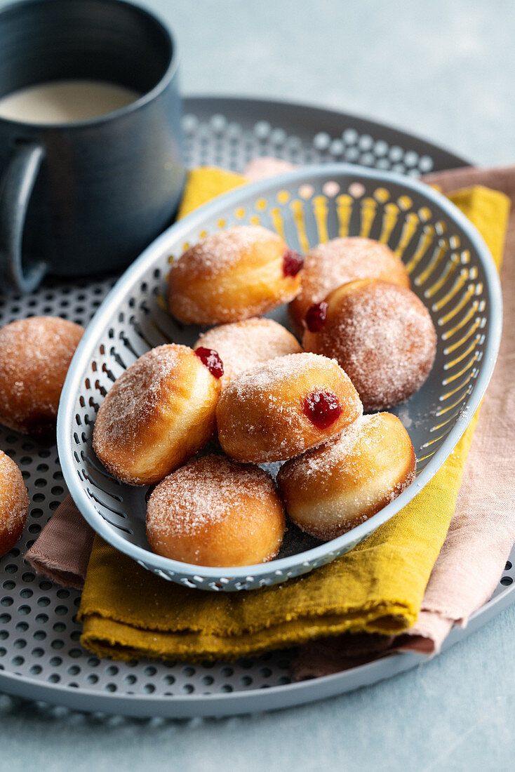 Mini-Krapfen mit Himbeermarmelade