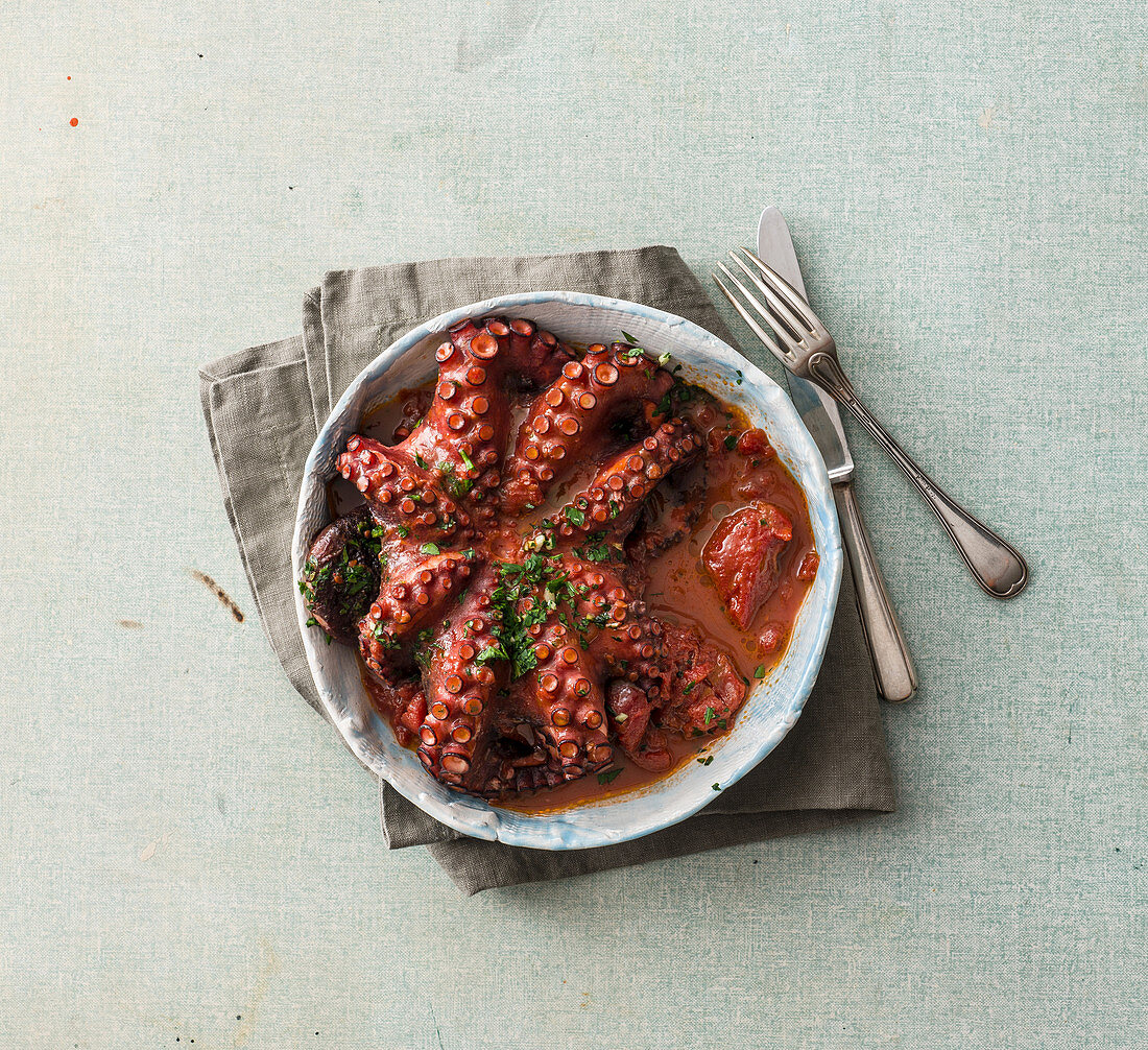 Geschmorter Oktopus in Tomatensauce mit Petersilien-Knoblauch-Pesto