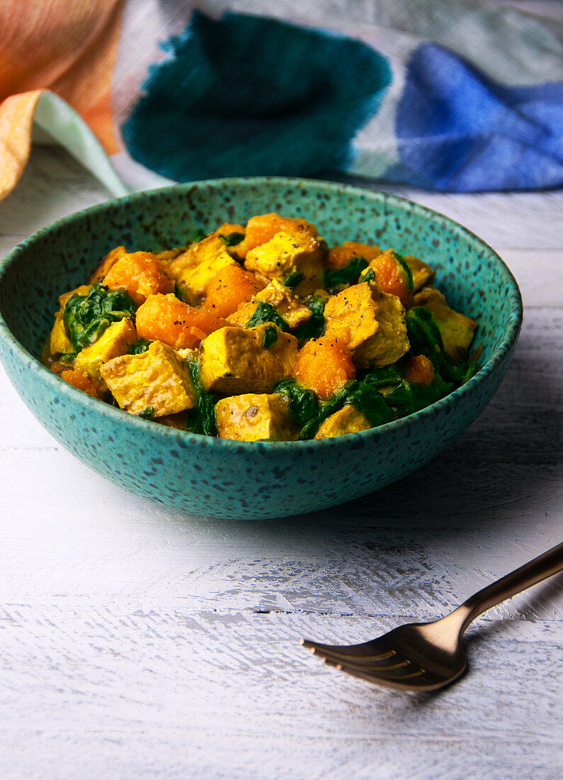 Veganes Tofu-Curry mit Butternusskürbis und Spinat (Indien)
