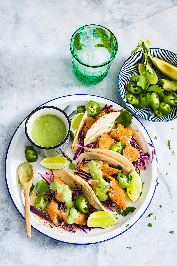 Baja Fisch-Tacos mit Rotkohl, Jalapenos und Avocadodressing