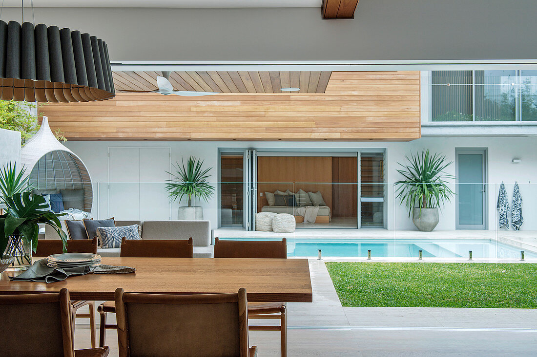 View from the dining table onto the pool in the modern courtyard area of ??an architect's house