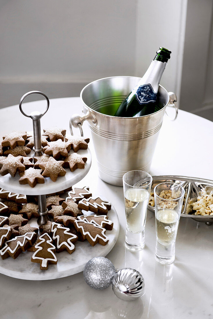 Weihnachtsgebäck auf Etagere und Sekt