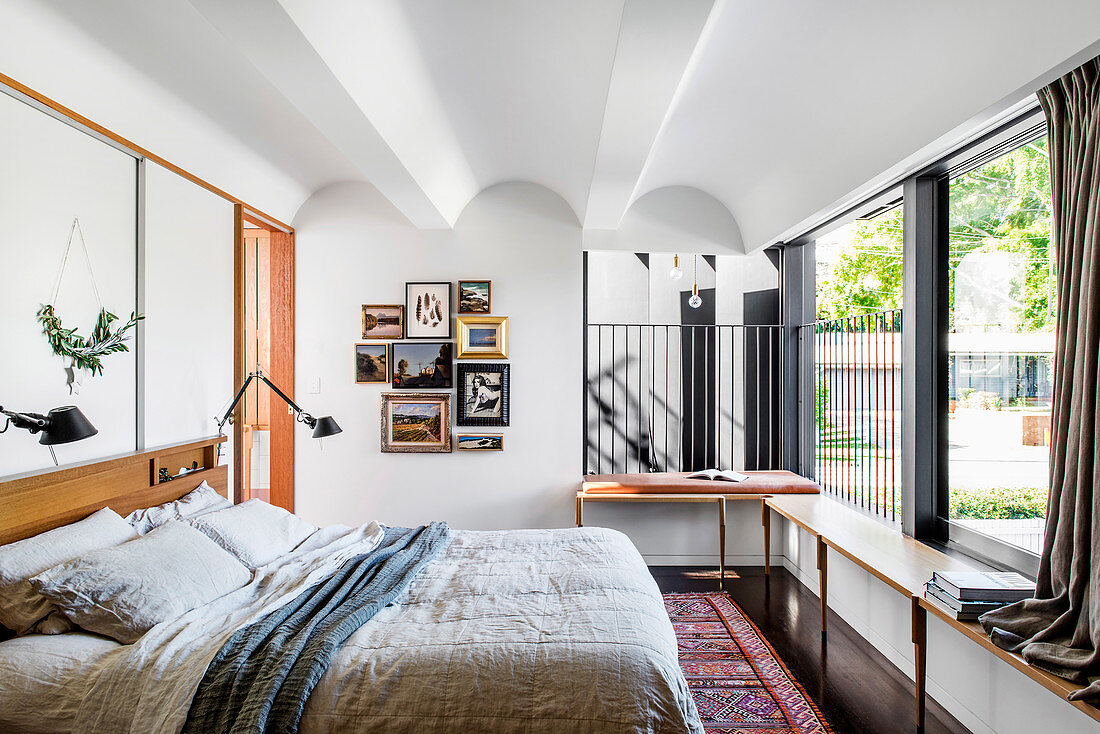 Double bed in the bedroom with a window front