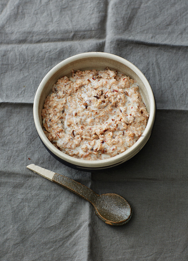 Warm spelt porridge with cinnamon