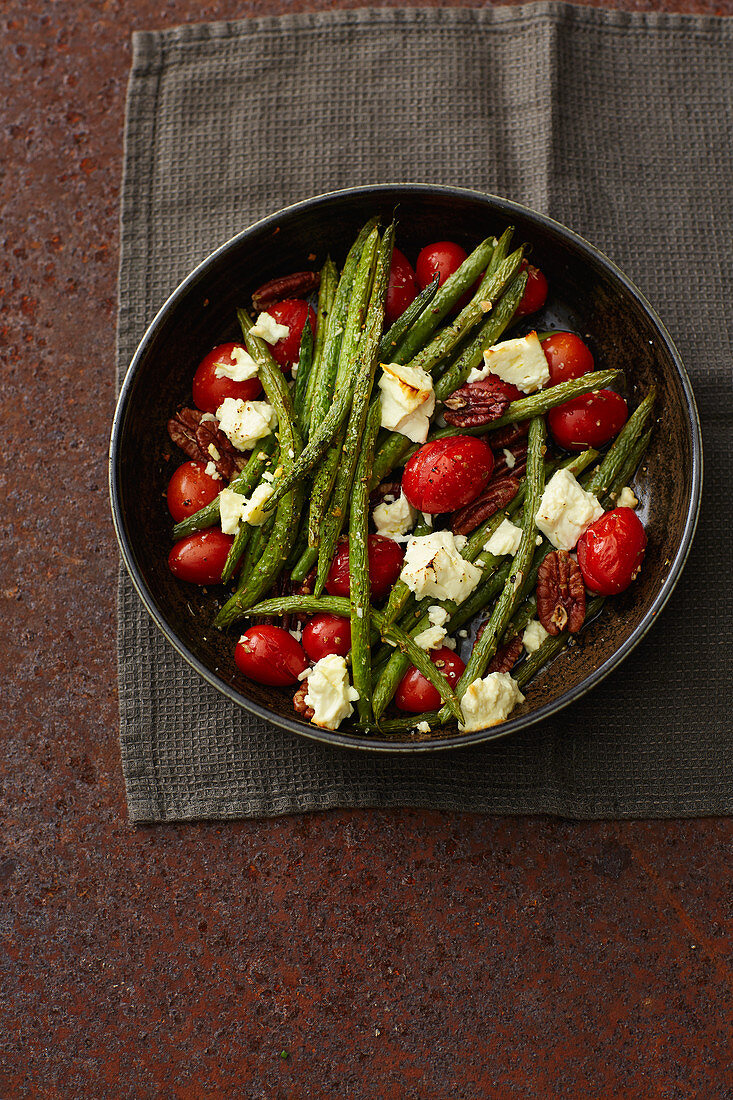 Roasted green beans with tomatoes, feta cheese and nuts