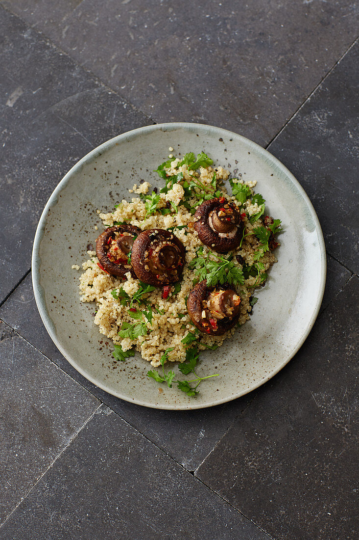 Knoblauchchampignons auf Quinoa