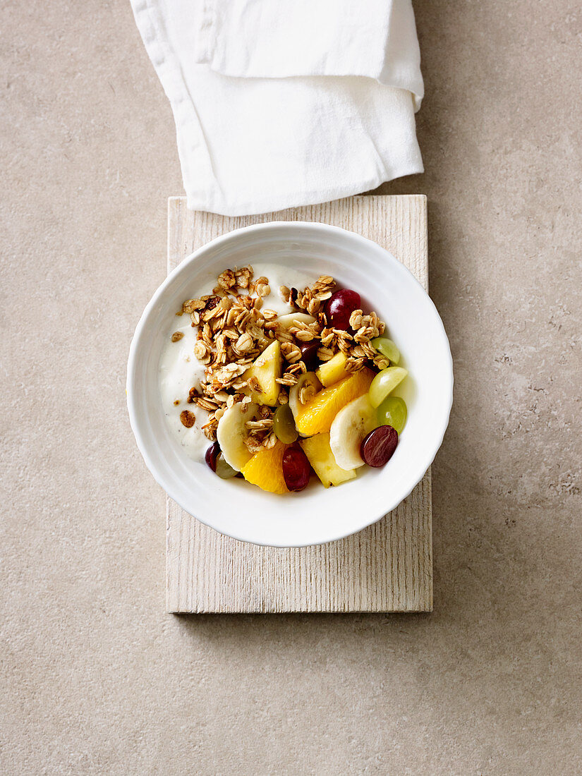 Obstsalat mit gerösteten Flocken