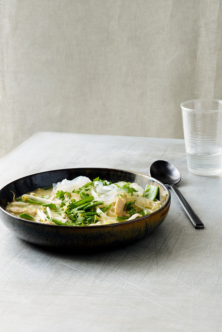 Glasnudel-Kokos-Suppe mit Huhn