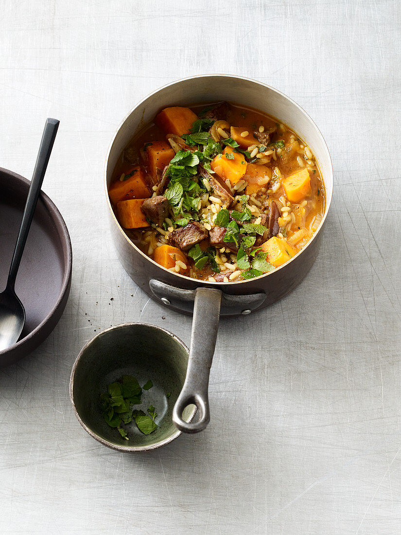 Onion and lamb stew with dates